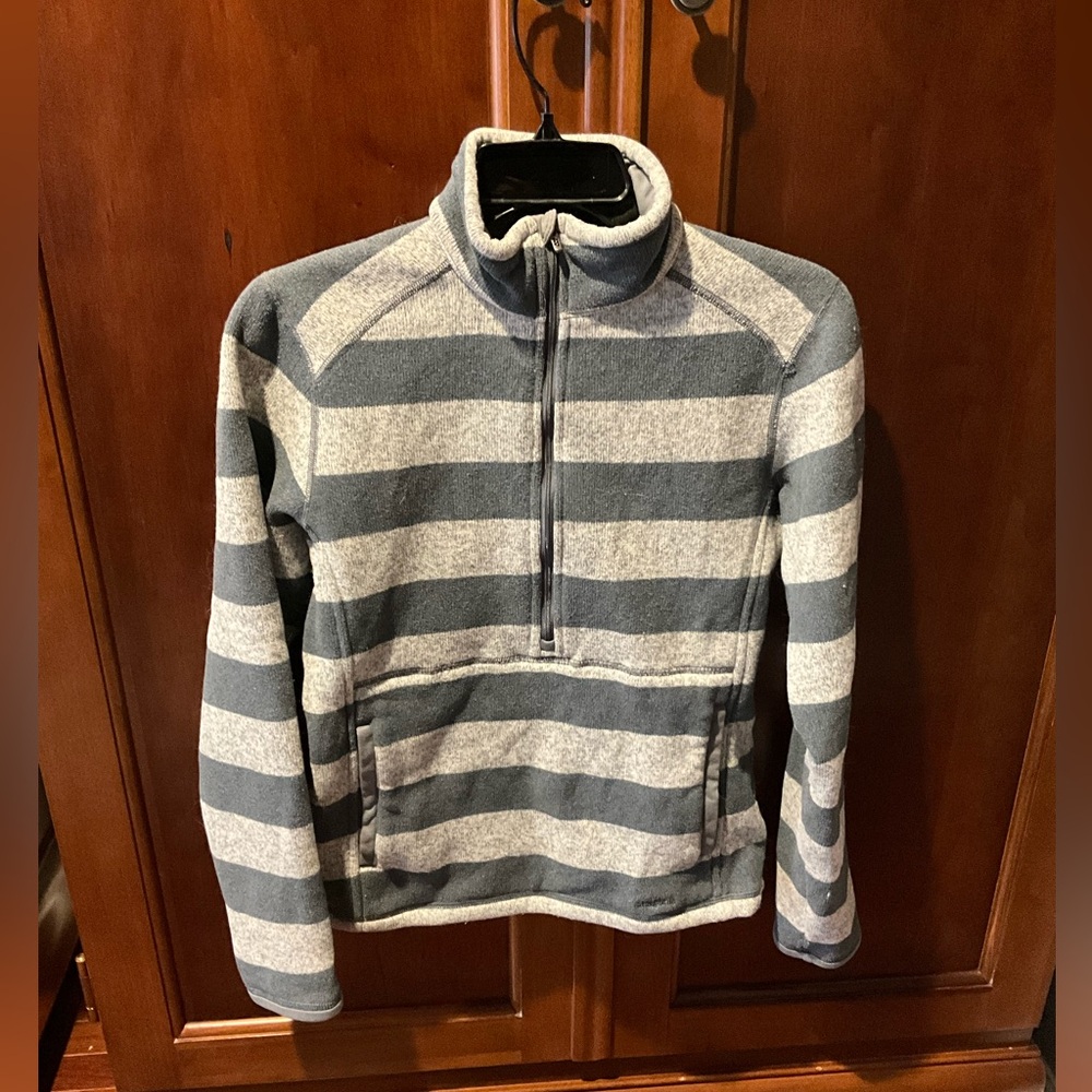 Patagonia® Striped Gray and Cream Women’s Top Size Small